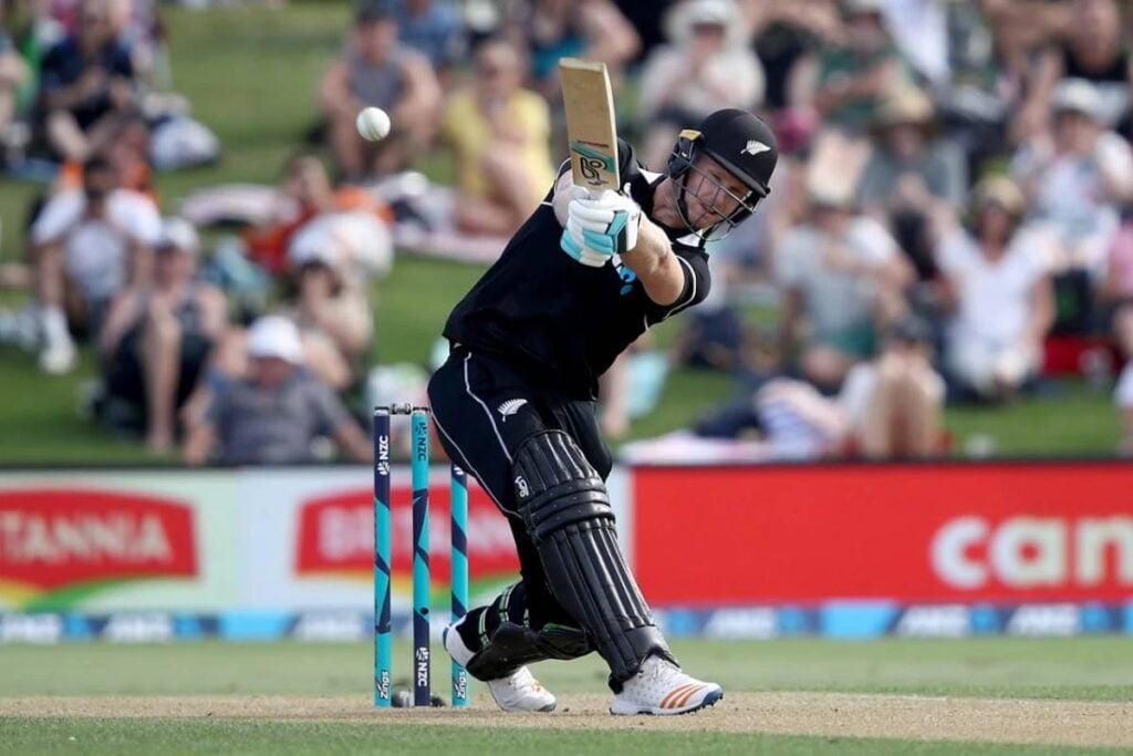 James Neesham (34) vs Thisara Perera James Neesham (34) vs Thisara Perera