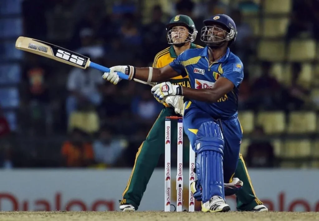 Thisara Perera (35) vs Robin Peterson Thisara Perera (35) vs Robin Peterson